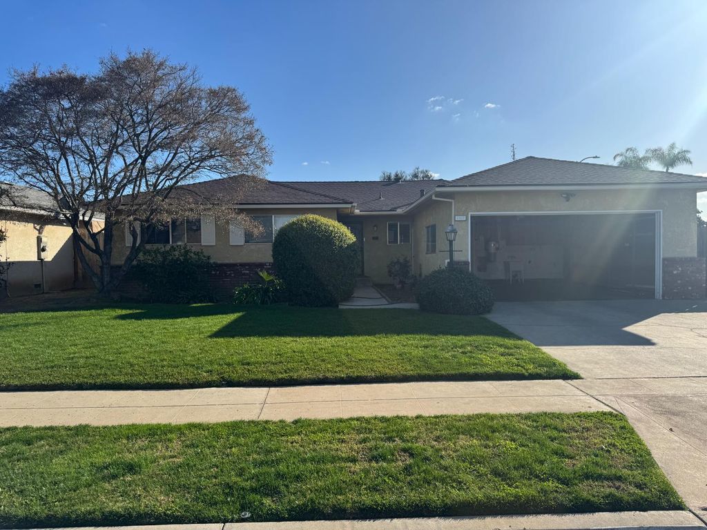 2617 W Sussex Way, Fresno, CA 93705