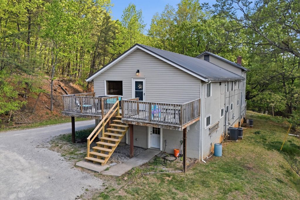 897 Dellwood RD, Salem, VA 24153