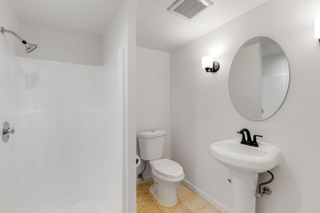 8227 Ney Avenue, Oakland, CA 94605