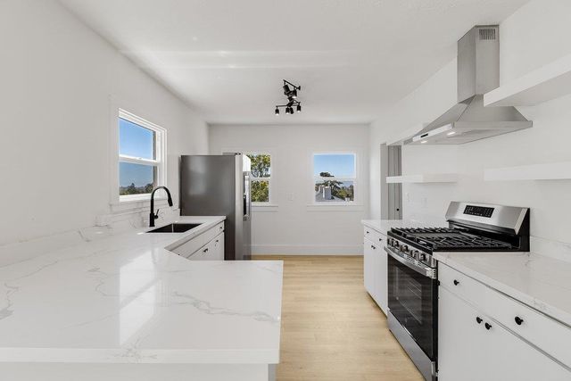 8227 Ney Avenue, Oakland, CA 94605