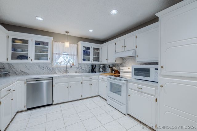 1544 N Lakeview Avenue, Mannford, OK 74044