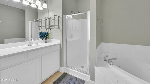 1944 Tara Court 203, Greenville, NC 27858