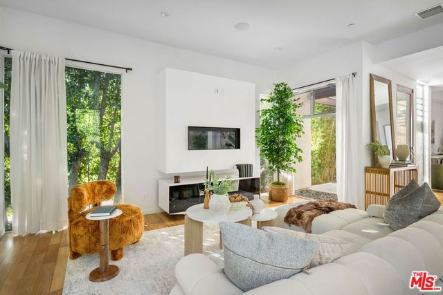 8949 Rosewood Avenue, West Hollywood, CA 90048