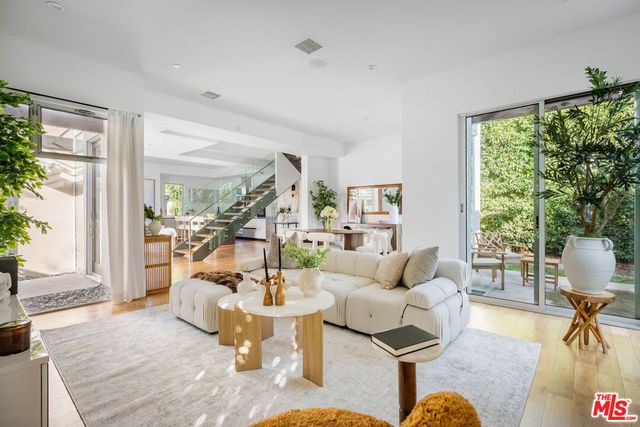 8949 Rosewood Avenue, West Hollywood, CA 90048