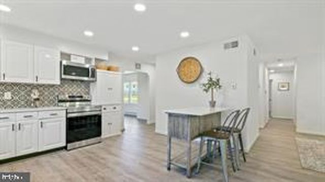 305 S LINCOLN AVE, Sterling, VA 20164
