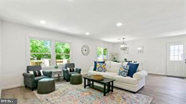 305 S LINCOLN AVE, Sterling, VA 20164