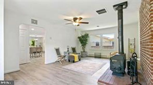305 S LINCOLN AVE, Sterling, VA 20164