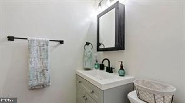 305 S LINCOLN AVE, Sterling, VA 20164