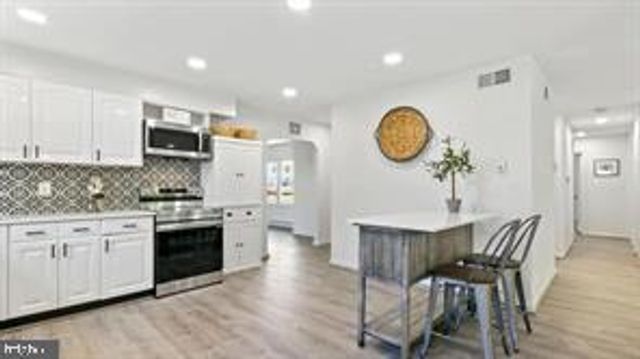 305 S LINCOLN AVE, Sterling, VA 20164