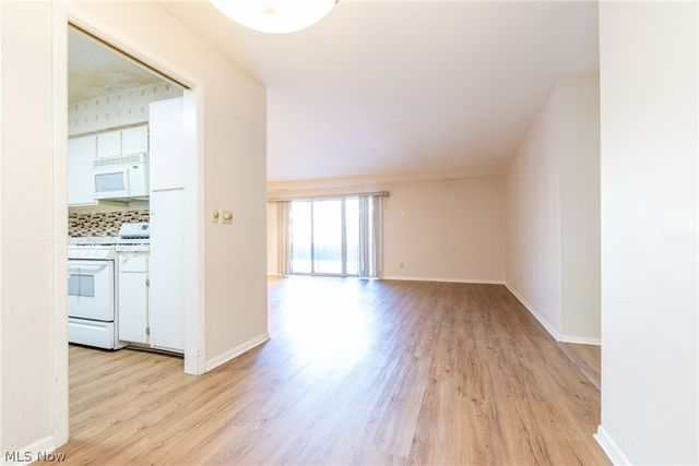 2112 Acacia Park Drive 209, Lyndhurst, OH 44124