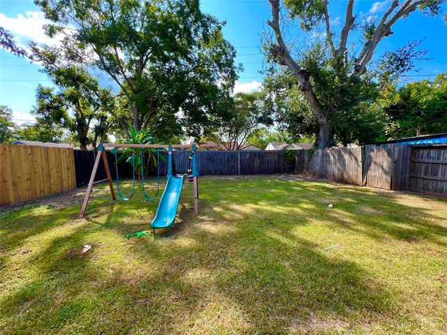 424 Evans Street, Angleton, TX 77515