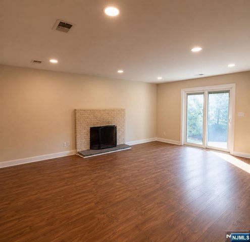 647 Wyckoff Avenue, Mahwah, NJ 07430