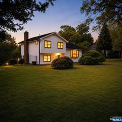 647 Wyckoff Avenue, Mahwah, NJ 07430
