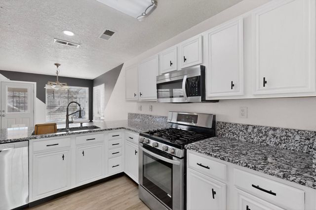 76 Juniper Avenue, Los Lunas, NM 87031