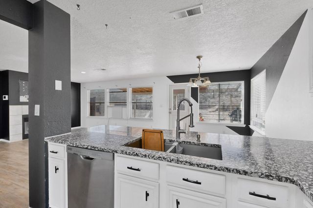 76 Juniper Avenue, Los Lunas, NM 87031