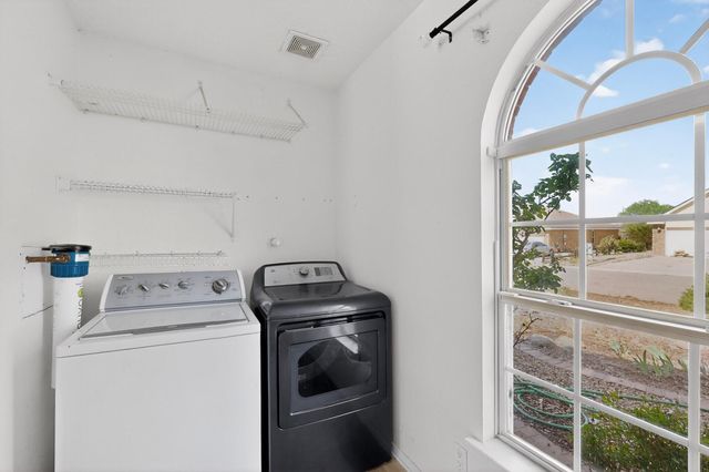 76 Juniper Avenue, Los Lunas, NM 87031