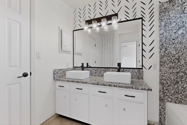 76 Juniper Avenue, Los Lunas, NM 87031
