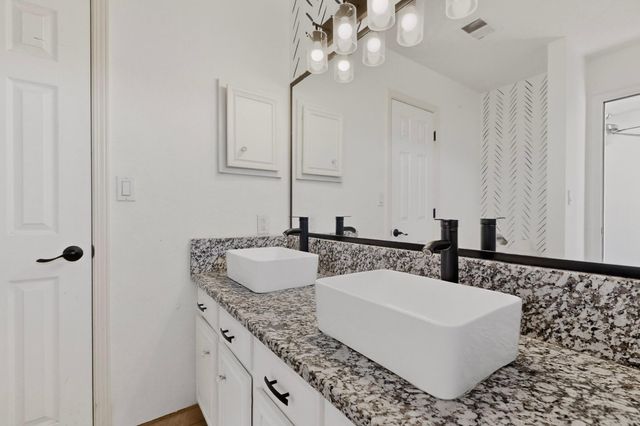76 Juniper Avenue, Los Lunas, NM 87031