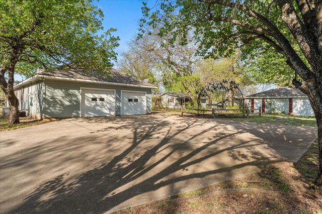 204 Plantation Avenue, Pottsboro, TX 75076