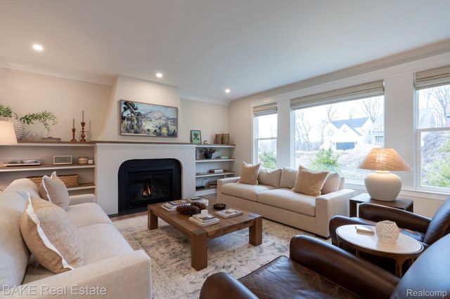 205 Mountain View Lane, Milford Village, MI 48381