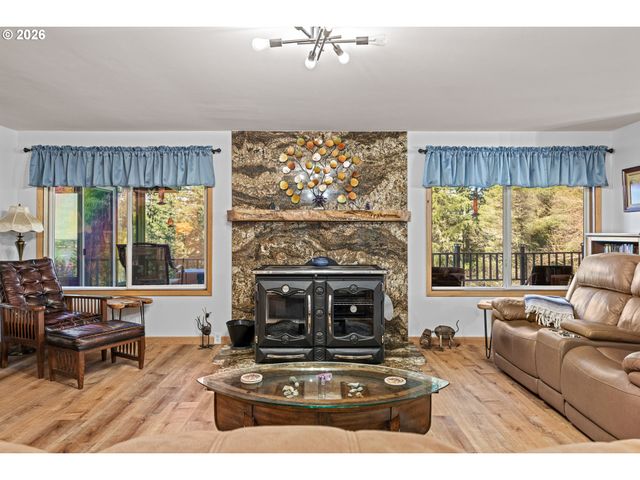 94442 CARLSON HEIGHTS Ln, North Bend, OR 97459