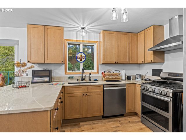 94442 CARLSON HEIGHTS Ln, North Bend, OR 97459