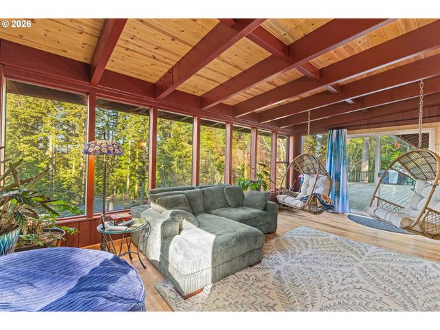 94442 CARLSON HEIGHTS Ln, North Bend, OR 97459