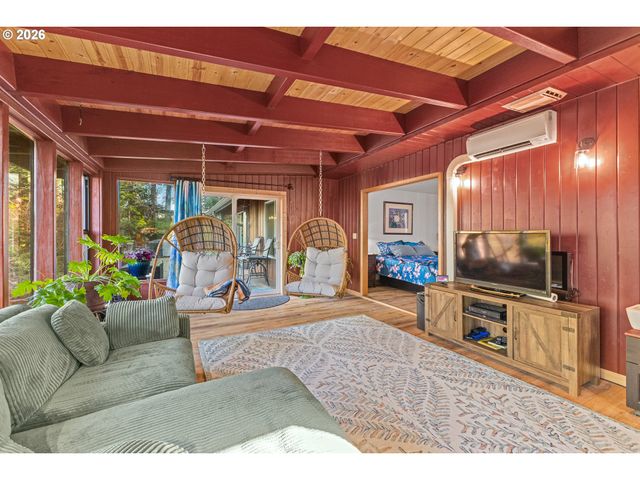 94442 CARLSON HEIGHTS Ln, North Bend, OR 97459