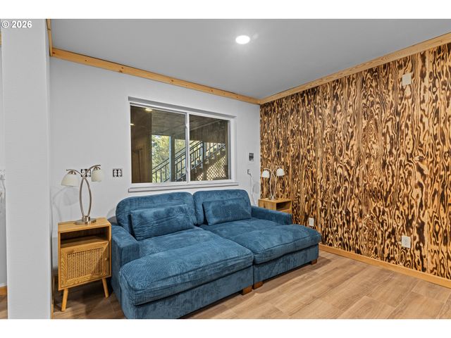 94442 CARLSON HEIGHTS Ln, North Bend, OR 97459