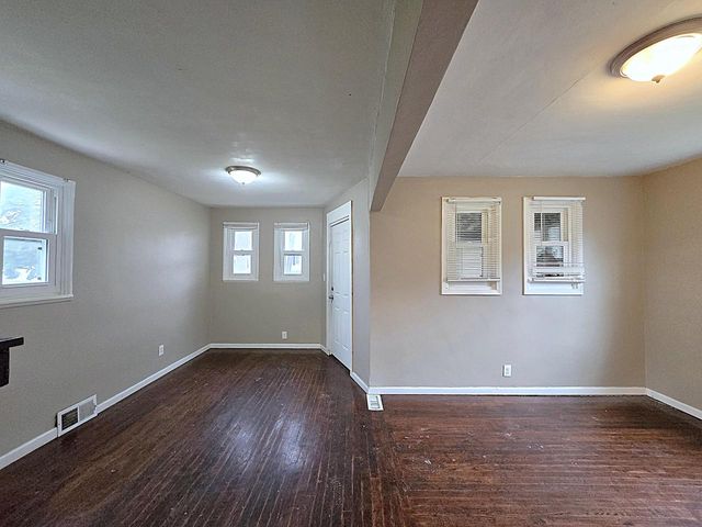 5870 N 72nd STREET, Milwaukee, WI 53218