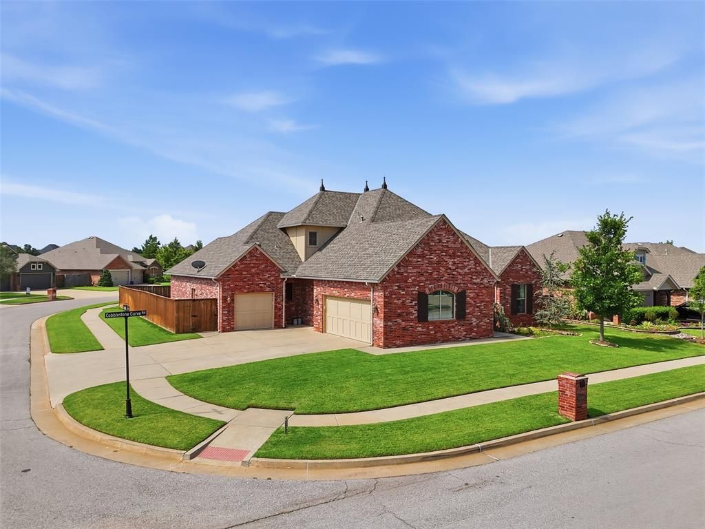 Image 4 of property listing at 13608 Cobblestone Curve Road, Oklahoma City, OK 73142