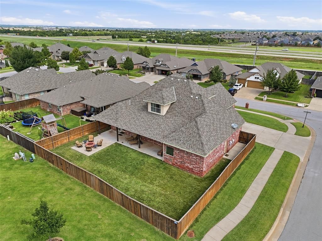 Image 33 of property listing at 13608 Cobblestone Curve Road, Oklahoma City, OK 73142