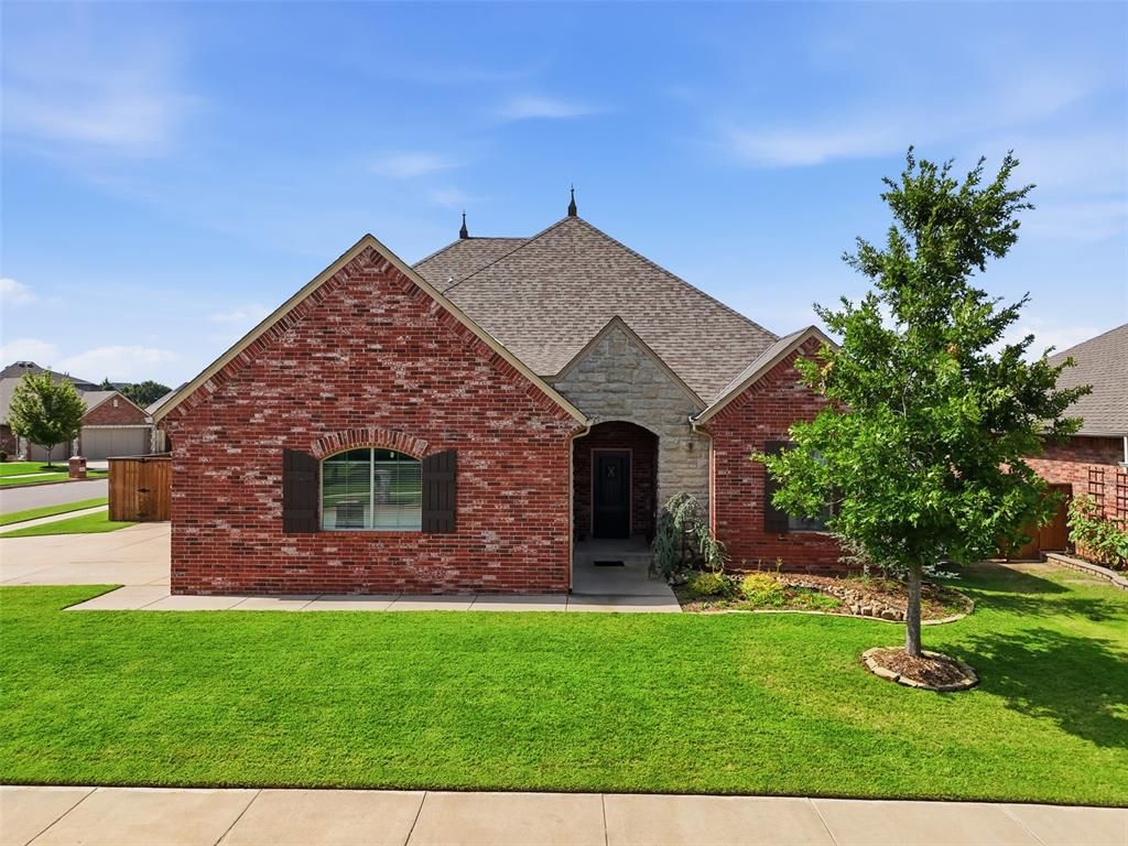 Image 6 of property listing at 13608 Cobblestone Curve Road, Oklahoma City, OK 73142