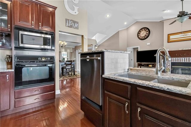 1 Glamis Lane, Bella Vista, AR 72715