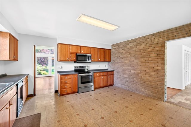2219 Mitchell Dr, North Huntingdon, PA 15642