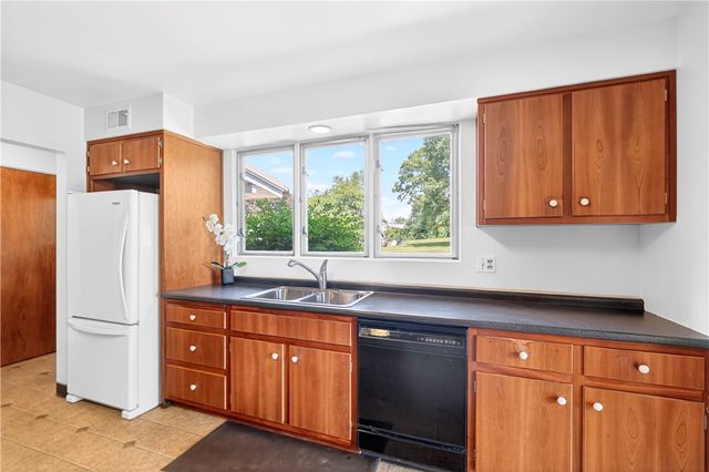 2219 Mitchell Dr, North Huntingdon, PA 15642