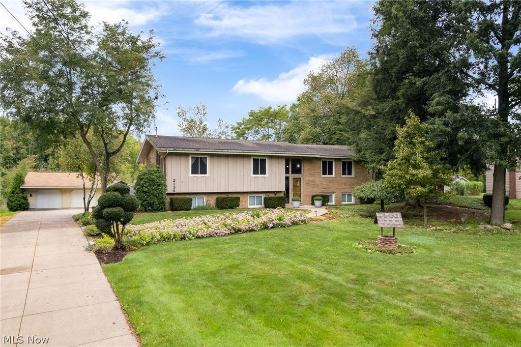 2134 Ritz Manor Drive, Uniontown, OH 44685