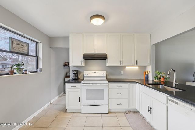 7823 PRAVER Drive W, Jacksonville, FL 32217