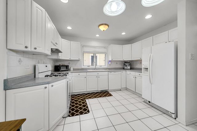 9993 Hunters Run, St. John, IN 46373