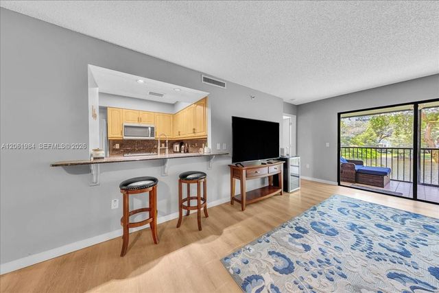 2240 N Cypress Bend Dr 204, Pompano Beach, FL 33069