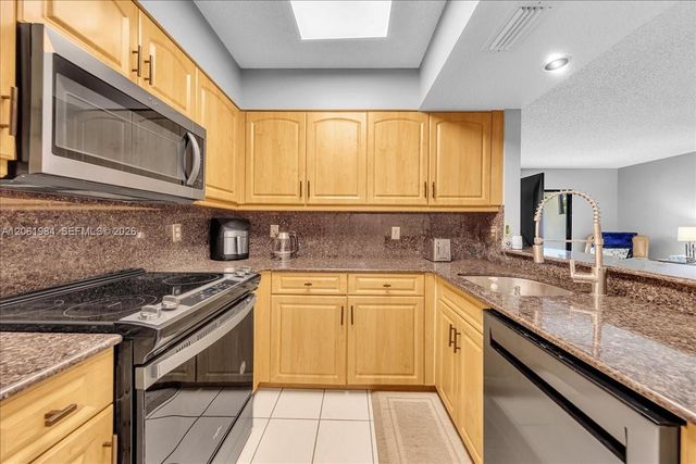 2240 N Cypress Bend Dr 204, Pompano Beach, FL 33069