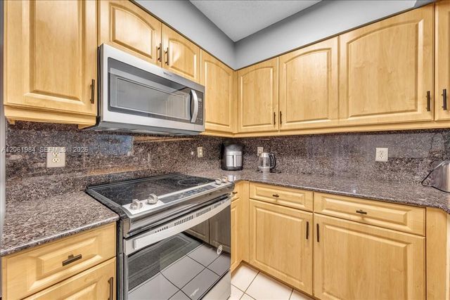 2240 N Cypress Bend Dr 204, Pompano Beach, FL 33069