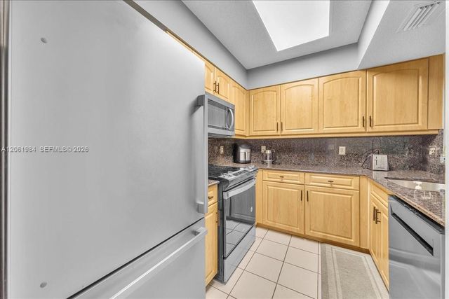2240 N Cypress Bend Dr 204, Pompano Beach, FL 33069