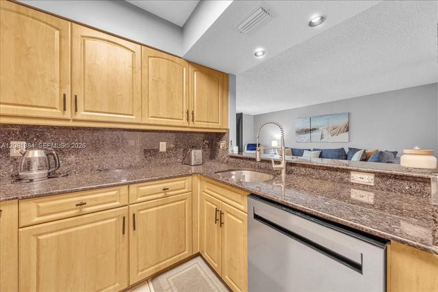 2240 N Cypress Bend Dr 204, Pompano Beach, FL 33069