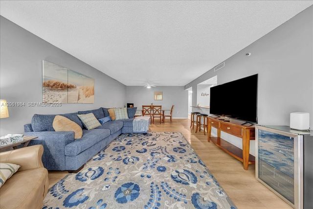 2240 N Cypress Bend Dr 204, Pompano Beach, FL 33069