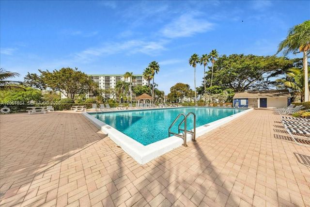 2240 N Cypress Bend Dr 204, Pompano Beach, FL 33069