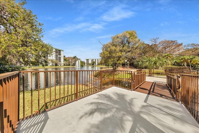 2240 N Cypress Bend Dr 204, Pompano Beach, FL 33069