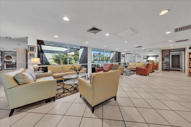 2240 N Cypress Bend Dr 204, Pompano Beach, FL 33069