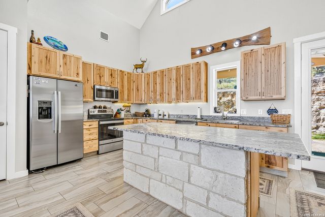 348 WHITE OAK DR, Canyon Lake, TX 78133