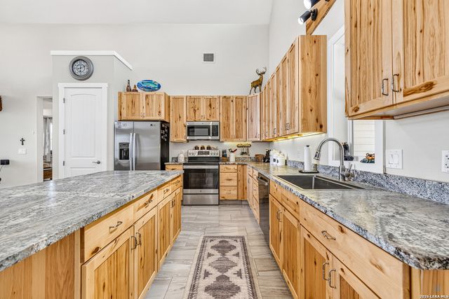 348 WHITE OAK DR, Canyon Lake, TX 78133